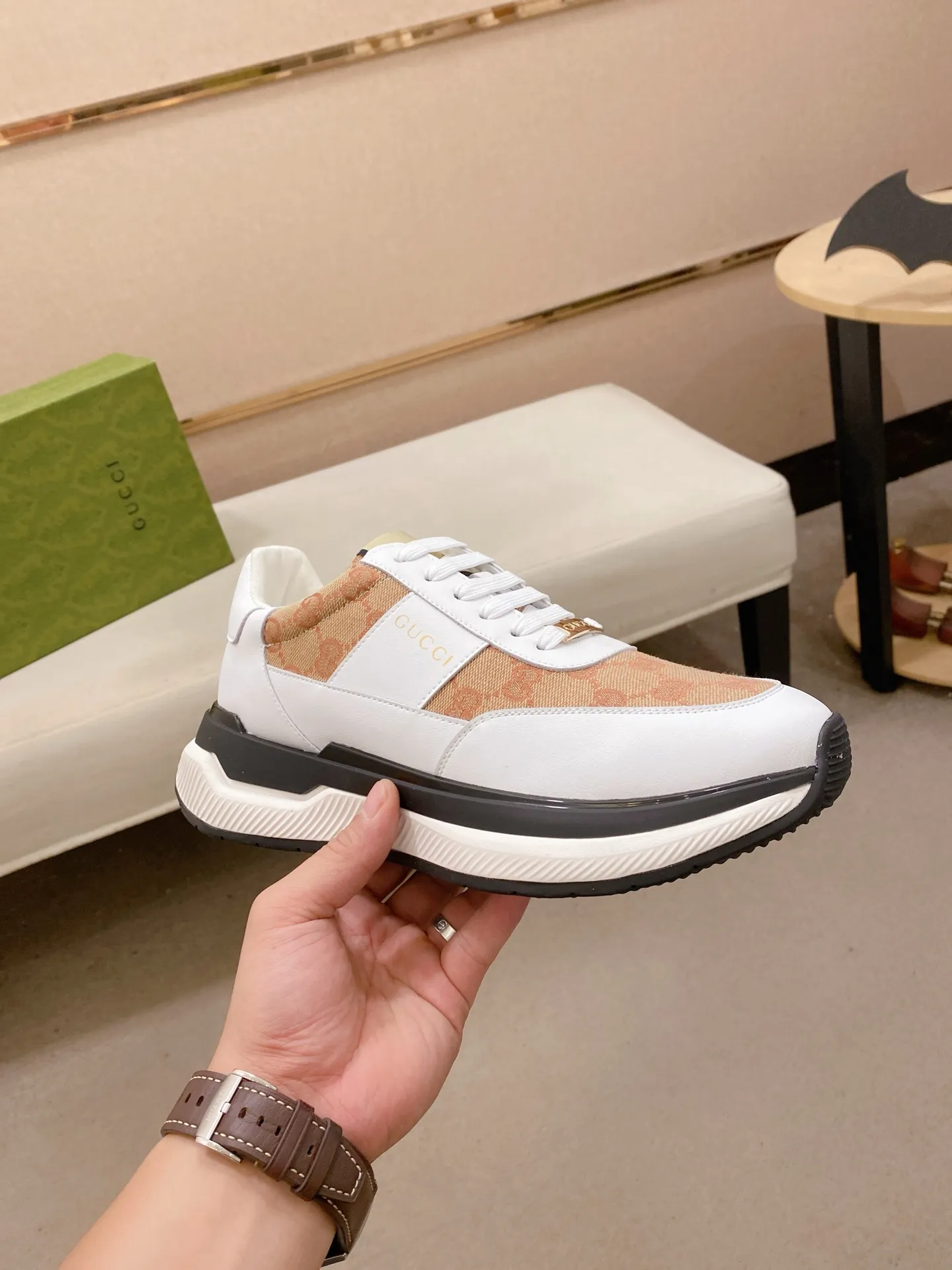 Men's shoes 💰 462💰The new GUCCI (Gucci) counters are launched simultaneously. The new men's shoes, 😘fabrics are selected from imported cowhide, and the lining is sheepskin lining. 👍🏿 High-end ☄️ air-cushion molded anti-slip rubber outsole, exquisite lines, simple and elegant, comfortable and high-end for leisure travel. Code number: 38 to 44 (45 can be customized and cannot be returned or exchanged)